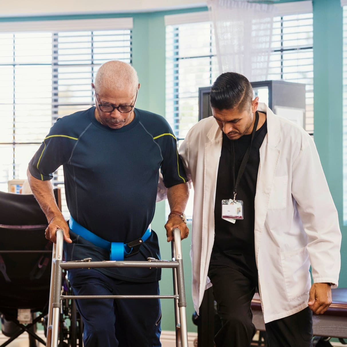 مطلوب أخصائي علاج طبيعي - عرض خاص