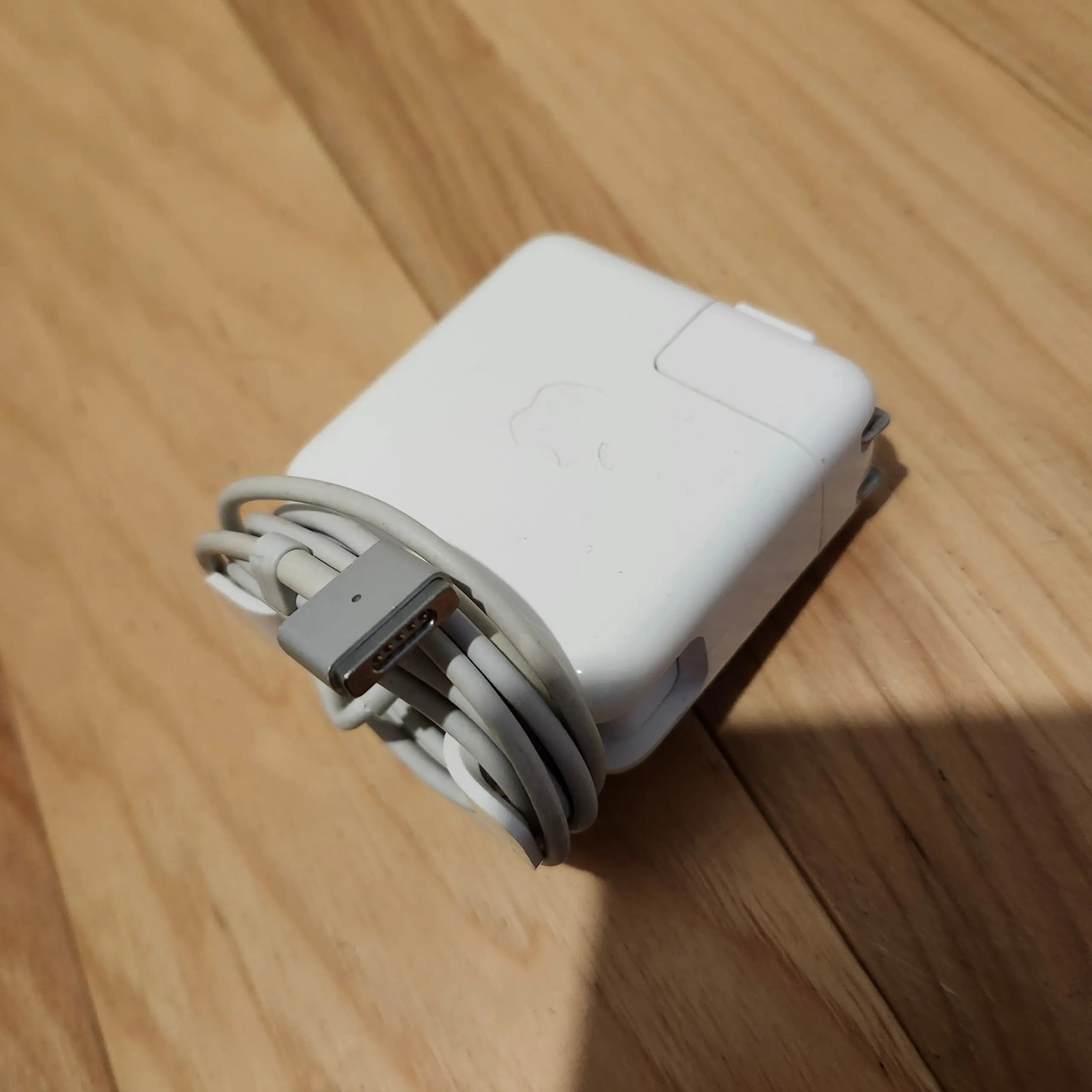 شاحن MagSafe أصلي 