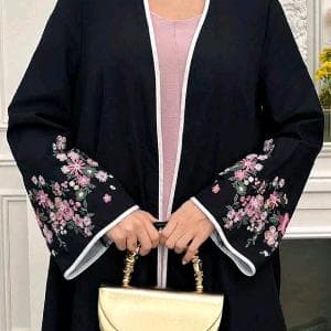 عباءة رمضانية أنيقة مطرزة بالزهور - ماركة Yasmyna