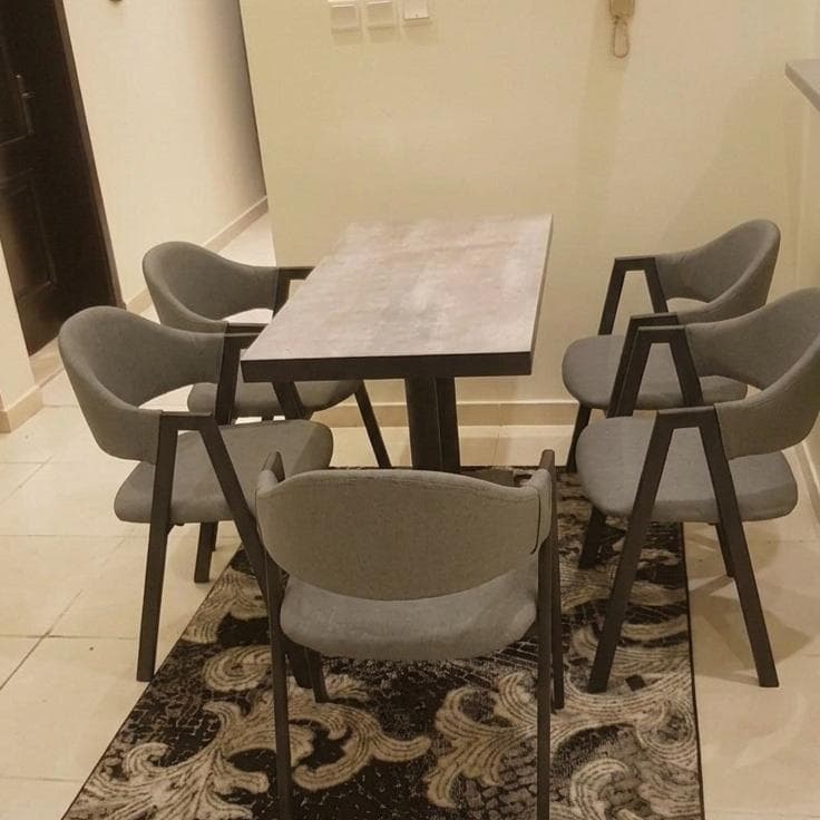 طاولة مع كراسي