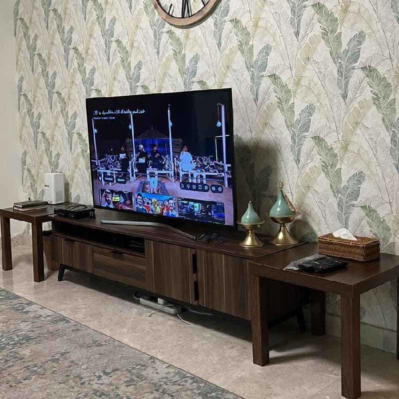 طاولة تلفزيون مع طاولتين صغيره