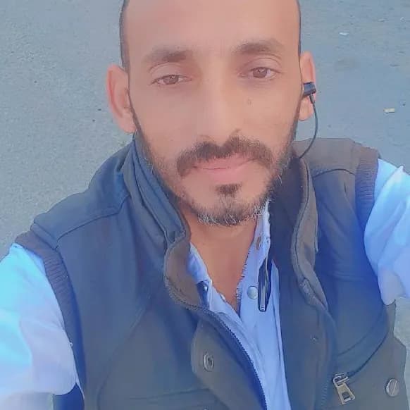 ابحث عن عمل اي عمل وسواق وعندي رخصه خصوصي