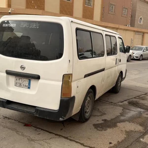 باص نيسان موديل 2005