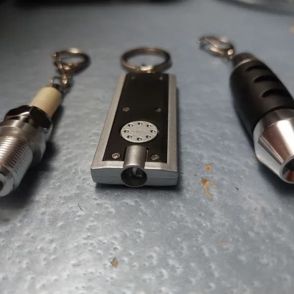 ميداليات مفاتيح مميزة ومضيئه (LED) في منها كمية