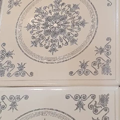 طاولة مع 4 طاولات صغيرة