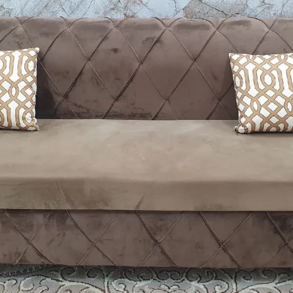 كنبة ثلاث مقاعد مخمل بني للبيع - نظيفة