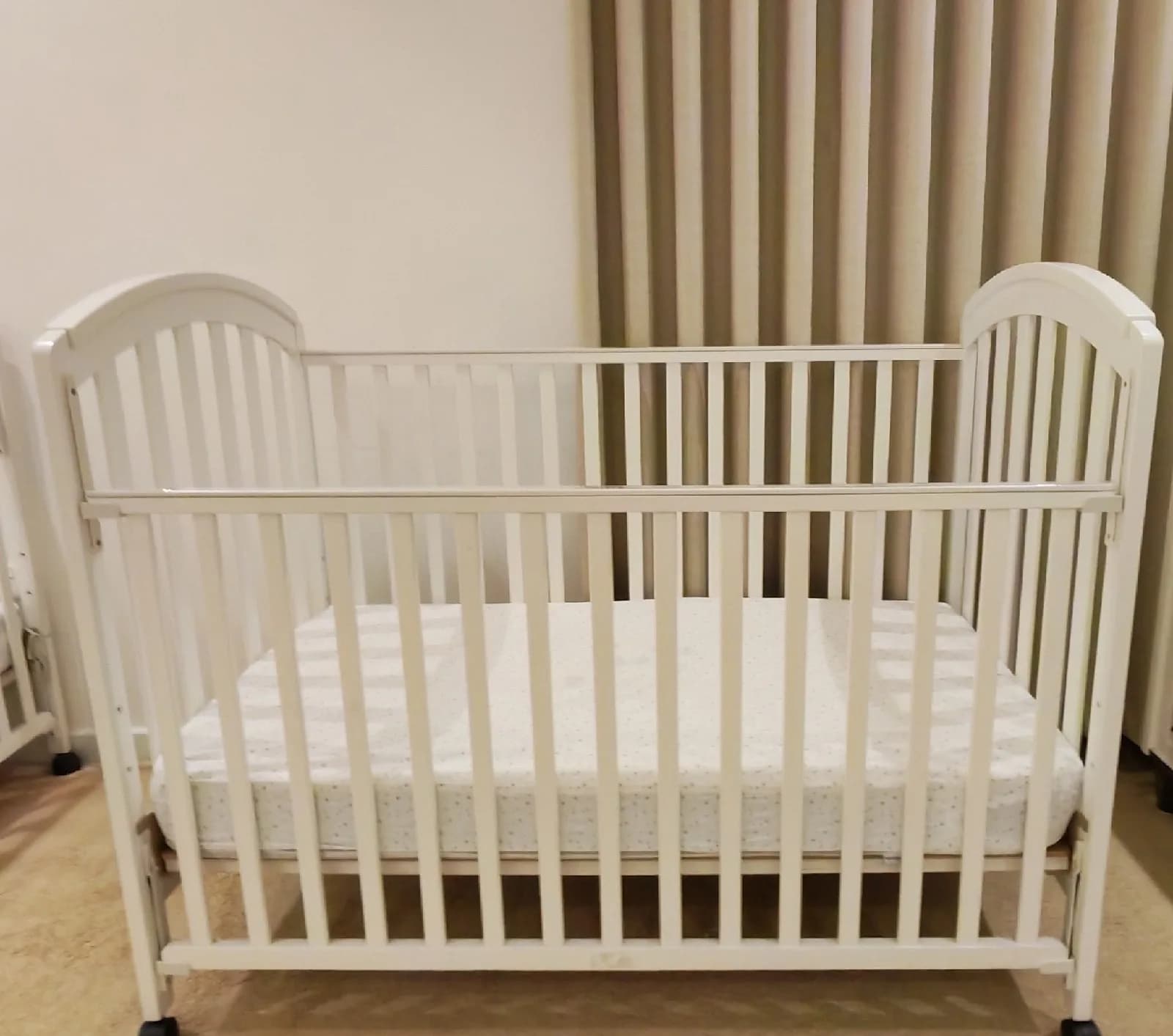 2 adjustable baby cribs from age 0 to 5 years