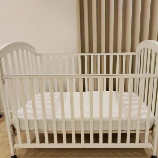 2 adjustable baby cribs from age 0 to 5 years