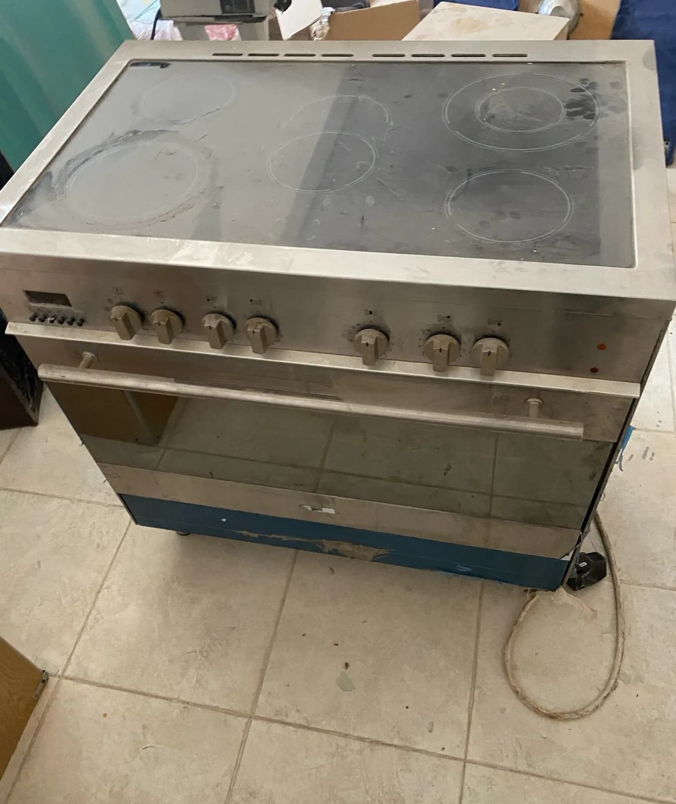فرن كهربائي ودراجة رياضية