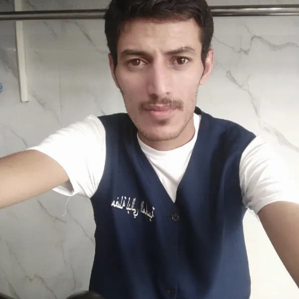 شاب عاطل عن العمل