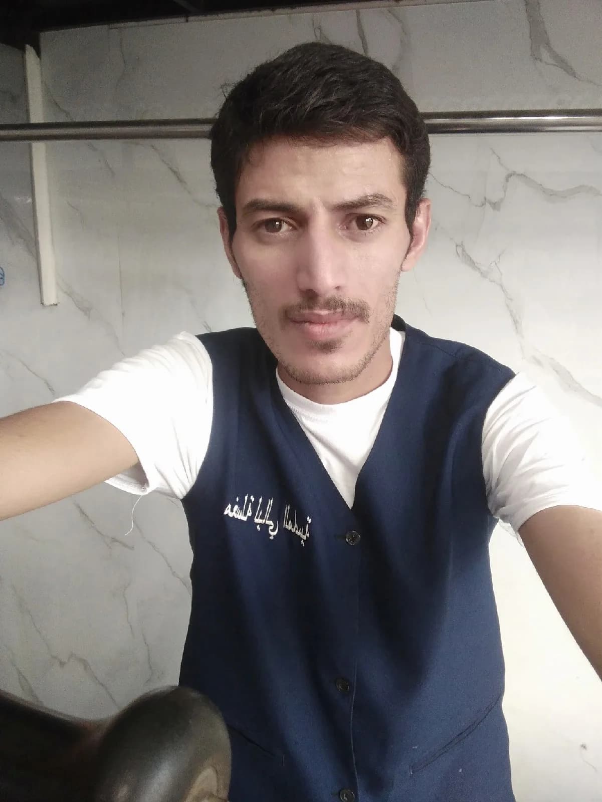 شاب عاطل عن العمل