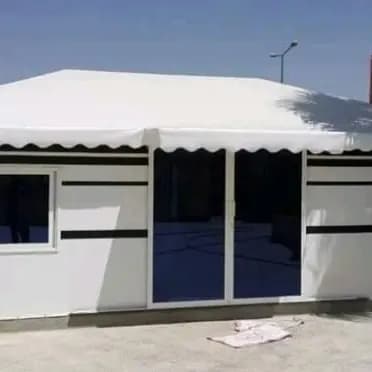 بيوت ملكية ومظلات