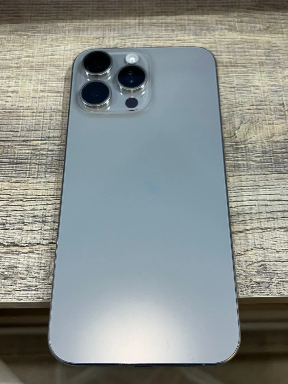 📱 للبيع: iPhone 15 Pro Max شبه جديد
