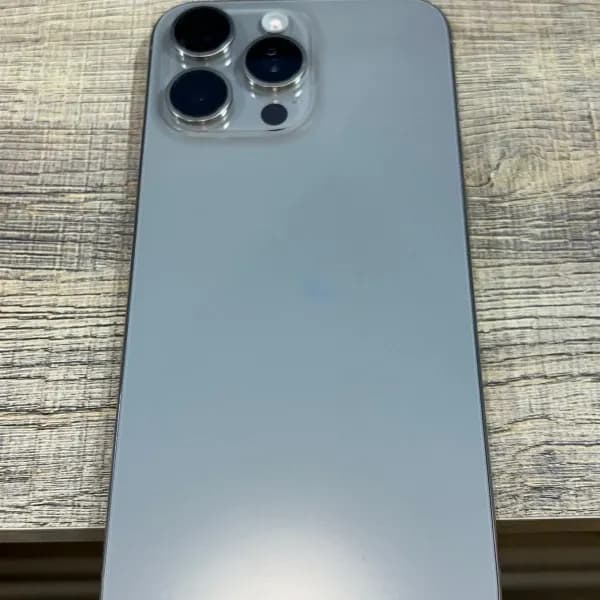 📱 للبيع: iPhone 15 Pro Max شبه جديد