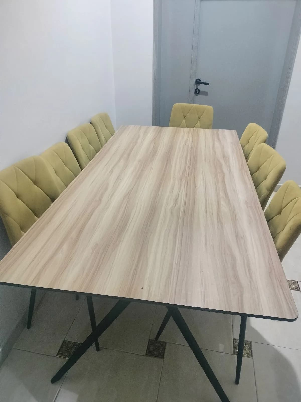 طاولة مع كراسيها للبيع