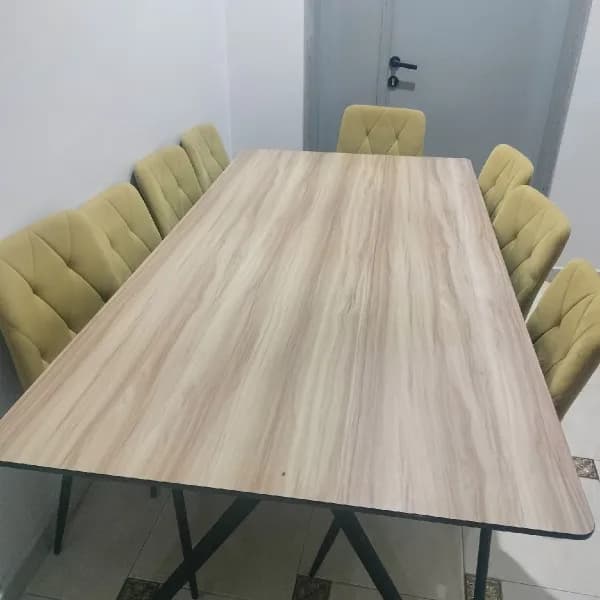 طاولة مع كراسيها للبيع