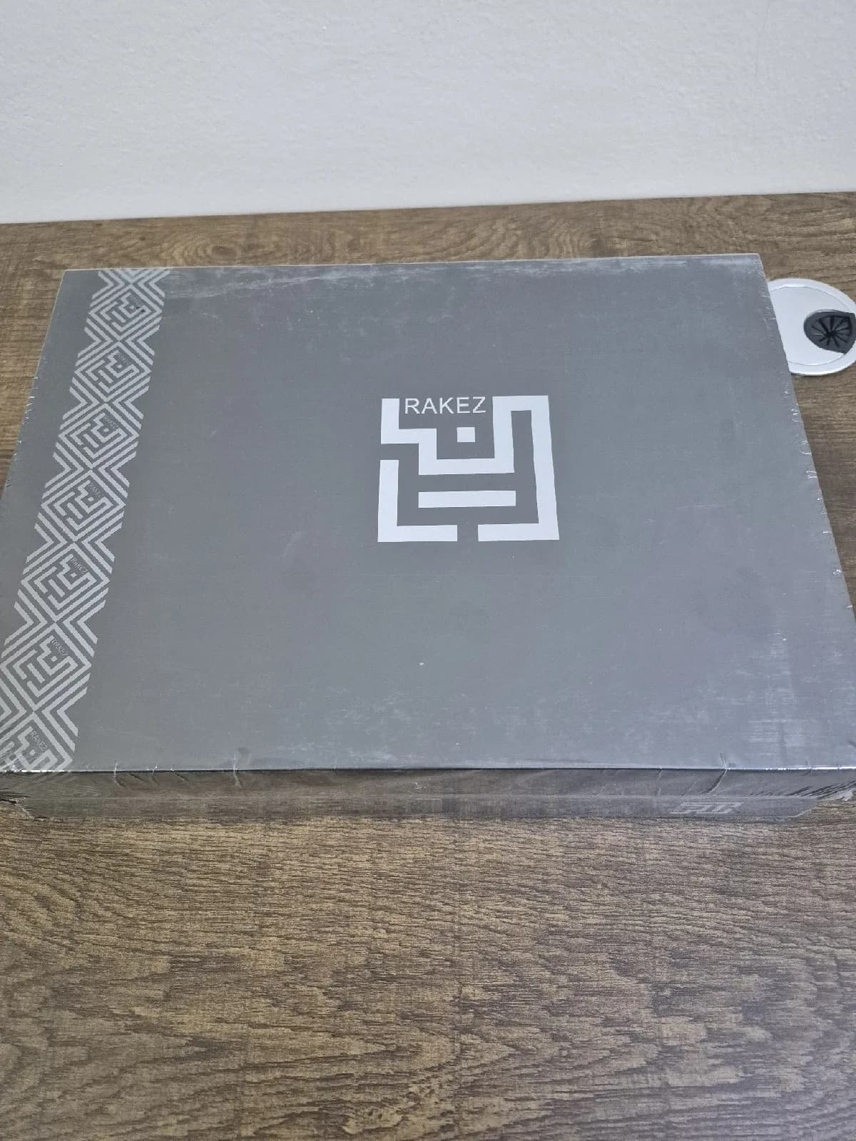 New Rakez thobe in box – size 57