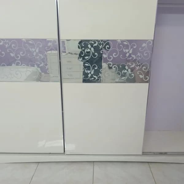 للبيع دولاب ملابس أبيض بأبواب سحاب