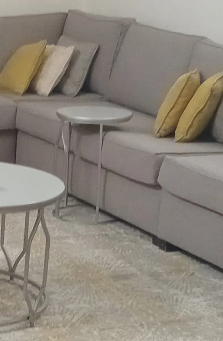 كنب زاوية بيج مستعمل مع طاولات