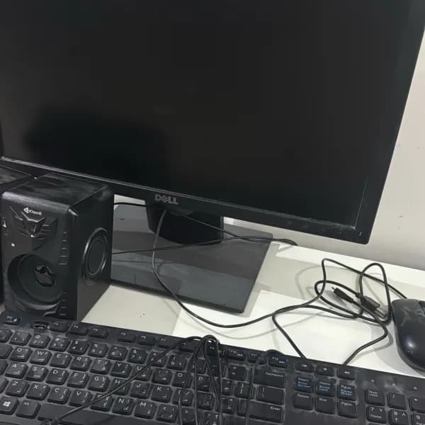 جهاز كمبيوتر مكتبي ( ديل ) مستخدم نظيف