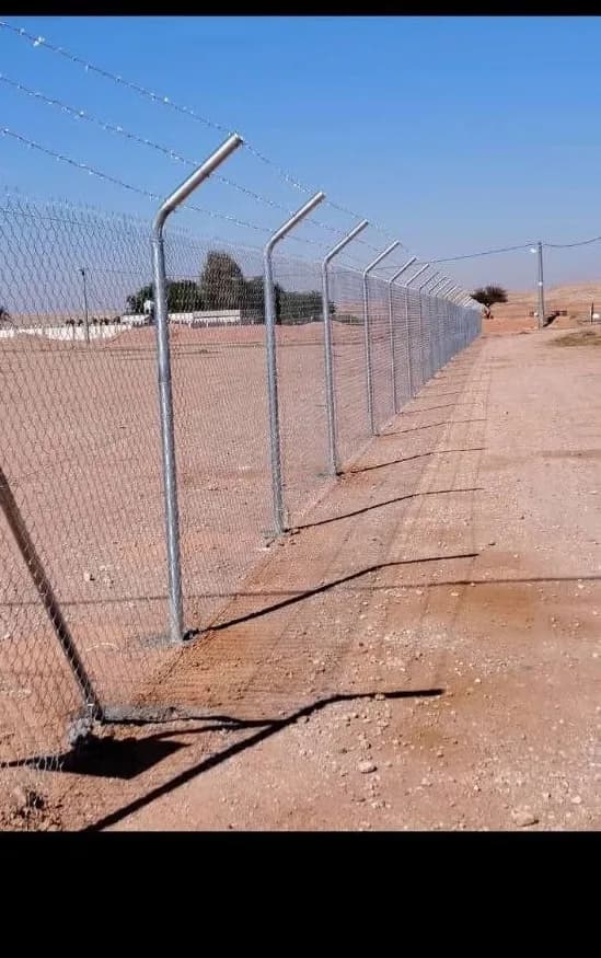 Contractor for fences, hangars, and Arabic and Washingtonia palm trees