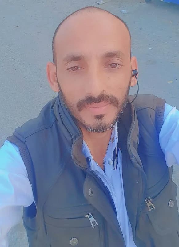ابحث عن عمل اي عمل وسواق وعندي رخصه خصوصي