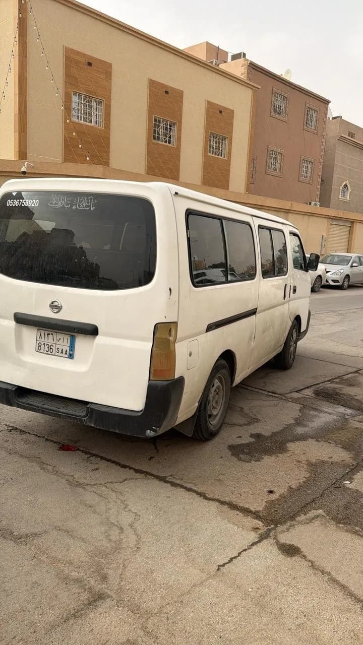 باص نيسان موديل 2005