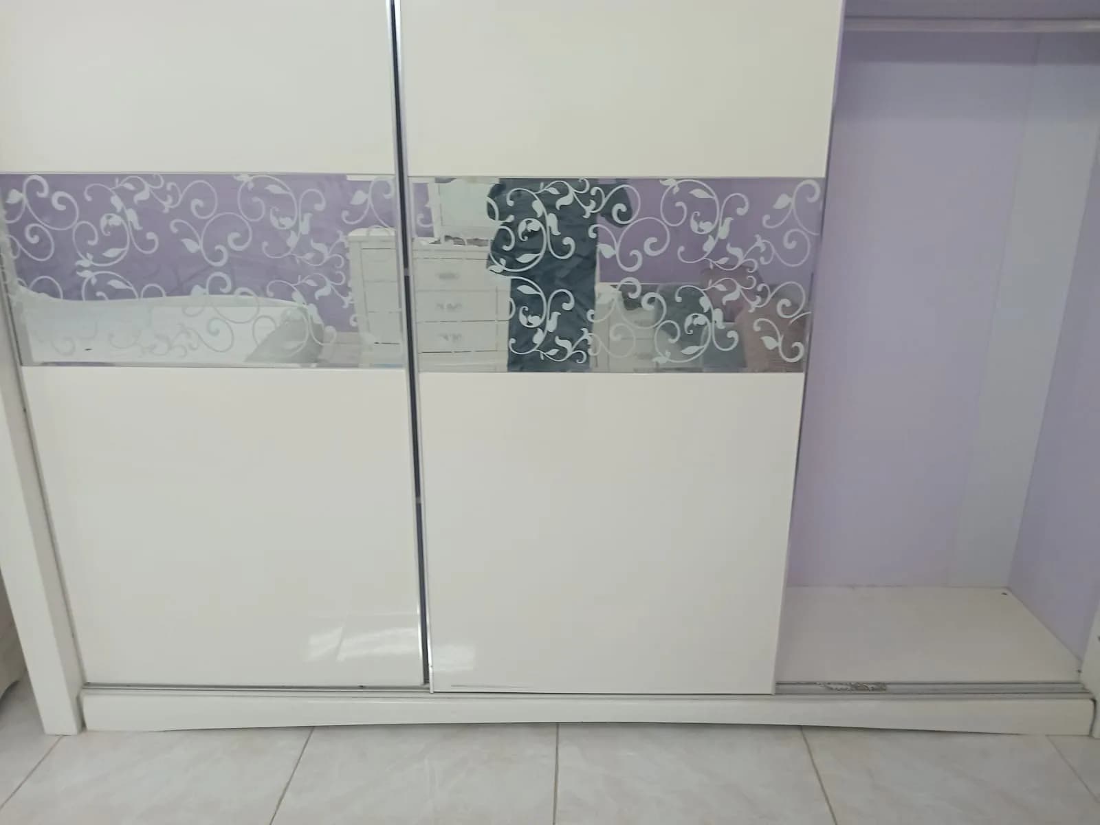 للبيع دولاب ملابس أبيض بأبواب سحاب