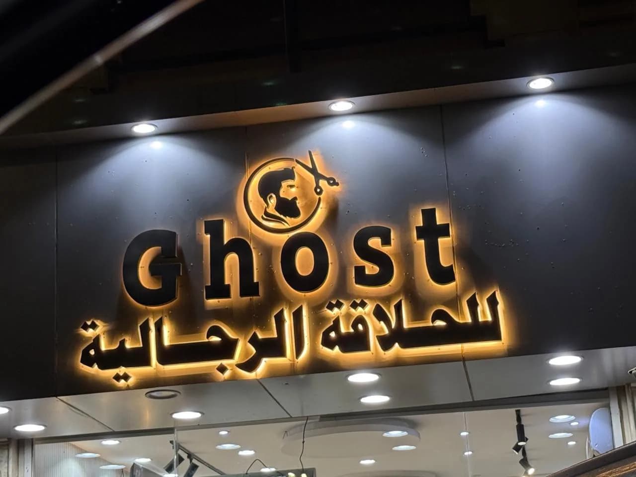خطاط دعاية وإعلان تركيب لوحات حروف بارزة مضيئة